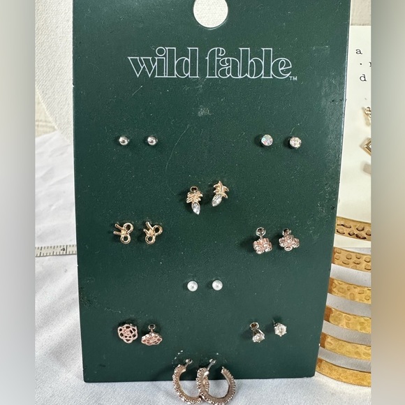 33 pairs of tiny goldtone and silvertone earrings - Picture 4 of 6